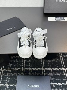 chanel香奈儿25S厚底珍珠蝴蝶结小白鞋休闲半拖鞋，懒人拖，网红明星同款 ，将时尚与舒适完美融合。鞋面简约大气，搭配精致珍珠与蕾丝鞋带，细节之处尽显奢华格调