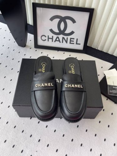 Chanel春夏新款乐福鞋 一年四季皆可穿 不管什么时候拿出来搭配都贼高级耐看 轻松游走于通勤和休闲场合 做个漫不经心的时髦优雅女子 鞋面 牛皮 牛油 内里 小