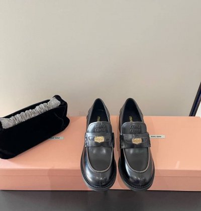 ：400 Miumiu 缪缪新款招财硬币高跟平底乐福鞋！上脚舒适透气 值得入手 女孩子们那些可可爱爱的小细节算是让Miu一整个拿捏住了 乐福鞋这几年风刮得很大