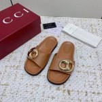 出厂 高版本 Gucci 夏季最新款凉鞋，拖鞋，沙滩鞋 百搭M多裙子 裤子，网红搭配不同颜色袜子穿也超级洋气 Gucci原版牛皮面 双G水钻Logo Tpu防滑