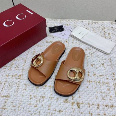 出厂 高版本 Gucci 夏季最新款凉鞋，拖鞋，沙滩鞋 百搭M多裙子 裤子，网红搭配不同颜色袜子穿也超级洋气 Gucci原版牛皮面 双G水钻Logo Tpu防滑