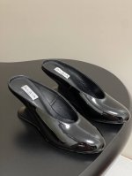 原版皮带盒+20下单备注 25Ss早春新款Alaia阿莱亚 弧形坡跟穆勒鞋包头漆皮高跟半拖鞋 这款坡跟穆勒鞋 搭配建筑感鞋跟 浅口露肤鞋面由漆面牛皮制成 体现女