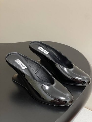 原版皮带盒+20下单备注 25Ss早春新款Alaia阿莱亚 弧形坡跟穆勒鞋包头漆皮高跟半拖鞋 这款坡跟穆勒鞋 搭配建筑感鞋跟 浅口露肤鞋面由漆面牛皮制成 体现女