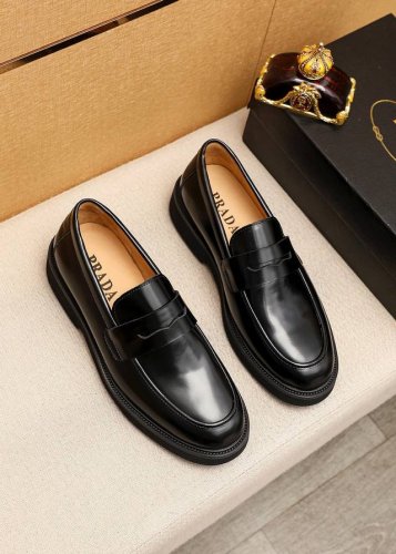 商品商标：Prada 普拉达 休闲皮鞋 正码码数: 39-44 38.45.46订制 商品材料：精选 进口头层开边珠牛皮鞋面，进口水染牛皮内里。强烈立体视觉效果