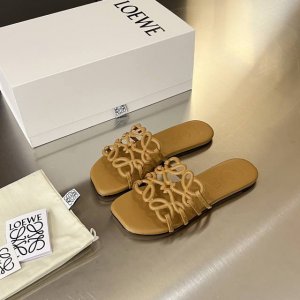 罗意威 Loeve 2025夏季爆品 柔软牛皮革petal Anagram 镂空凉拖鞋 除了高级的品牌调性之外，最好看的就是品牌Logo，由四个相互缠绕的花体“