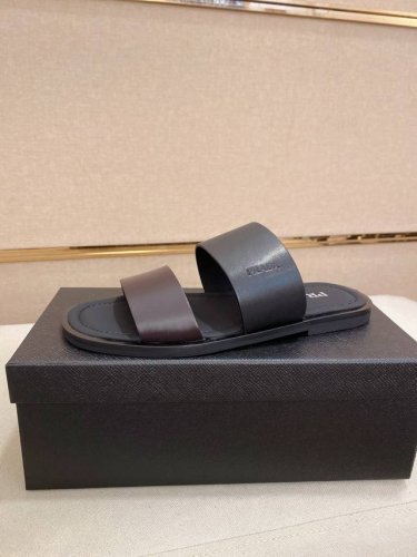 工厂p价 prada 拖鞋 顶级代购 男士春夏拖鞋专柜同步 鞋面意大利进口牛皮搭 标志图形高品质工艺 鞋底 原厂特供原版底 独家活动成型底超级舒适 原厂跟单货