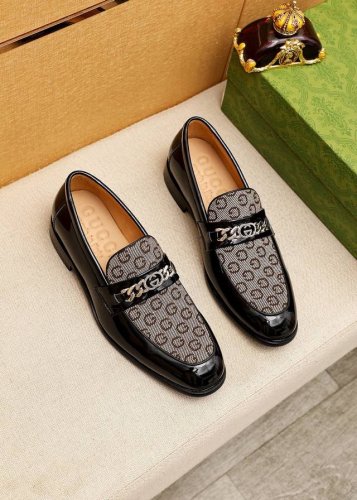 商品商标 Gucci 古驰 休闲皮鞋 正码码数: 38-44 45.46.47订制 商品材料 精选 进口头层小牛皮鞋面+经典五金扣 进口牛皮内里 强烈立体视觉效