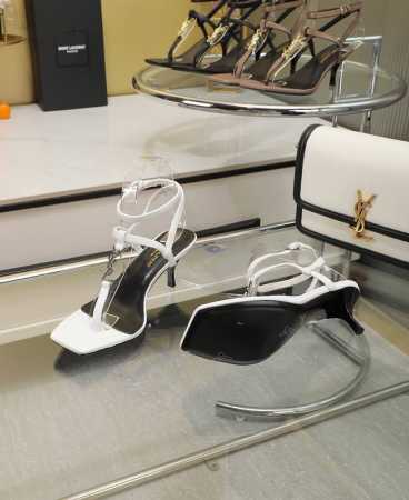 真皮大底p： 米 Saint Laurent 圣罗兰 YSL专柜经典夹脚凉鞋。36码中底长24CM，前掌宽8.5CM。脚多肉肉的亲们都可以穿得很美。高端定制顶级 - 点击图像关闭