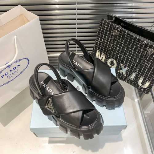 出厂： prada 普拉达春夏新款 交叉魔术贴厚底凉鞋 颜色：黑色、白色 码数：35-40