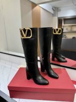 VALENTINO华伦天奴 大V扣高级辣妹kelly Jumping骑士靴顶级牛品匠心好货经典再现拒绝不了的款式谁穿都好看 优雅风格，创造不一样的感觉！它是你