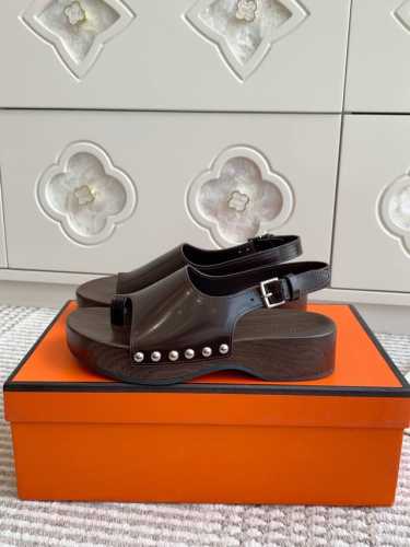 Hermes 爱马仕H家 kos系列 木底 厚底套趾夹脚凉鞋顶级品质小牛皮木底凉鞋，搭配可调节袢带。设计简约流畅，打造休闲时尚造型。 鞋面：进口小牛皮 厚底4c