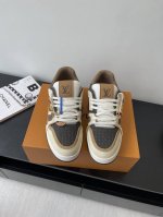 配饰80全新版面 Lv Tarine路易威登L家运动鞋 滑板鞋 情侣款 原版购入开发 做货 本款Lv Trainer 运动鞋选用牛皮革塑造繁复鞋面 需要数小时的