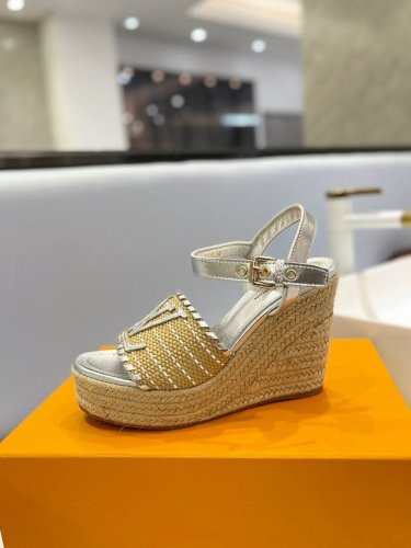 价格 Louis Vuitton 2024 最新走秀款厚底凉鞋 香港原版购入一比一开模 今年的款式比去年增加了新原素 显得更为大牌 皮面款采用原版小牛皮 内里垫