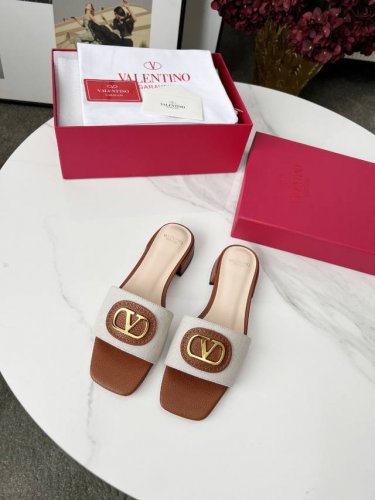 valentino2025春夏爆款沙滩旅游拖鞋 鞋面大V字Logo金属饰扣。原版开模鞋跟，高度斜度1:1还原 。新季米开理系列大作，百变爆款拖。鞋面顶级混种小羊