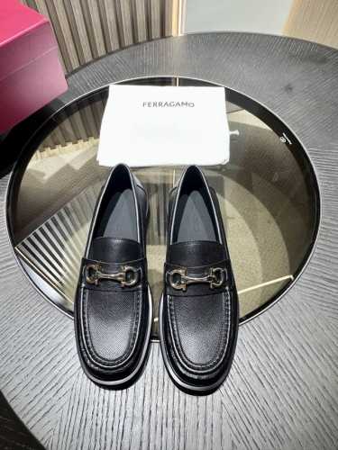 Ferraga*莫卡辛鞋集新颖鞋型、上乘材质与精湛细节于一体，进口牛皮 脚背点缀金色Gancio扣饰，焕现奢华风采。发泡鞋底质感柔韧 轻便 Size 39-44