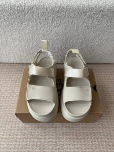 莞产Ugg 25Ss 厚底 凉鞋 可调节鞋面束带 设计方便穿脱双层高密度泡棉鞋内底 耐磨中底以及Eva外底再生聚酯纤维滚边 舒适厚底 轻巧不厚重 经典金星系列