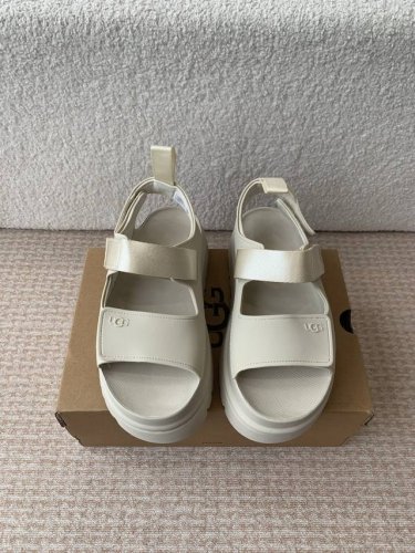 莞产Ugg 25Ss 厚底 凉鞋 可调节鞋面束带 设计方便穿脱双层高密度泡棉鞋内底 耐磨中底以及Eva外底再生聚酯纤维滚边 舒适厚底 轻巧不厚重 经典金星系列