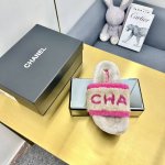 chanel 香奈儿 白色刺绣条纹logo加绒毛里一字平底拖鞋秋冬新款羊毛拖鞋 让我重新爱了它一次！这季节美鞋太多这款毛拖真的是让我无法自拔真太可爱了～ 面料：