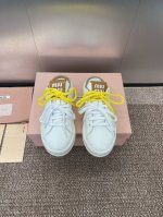 工厂价 Miumiu 2025春夏高定系列走秀新款果冻色系带休闲运动小白鞋 缪缪明星同款字母Logo圆头拼色滑板女拖鞋 材质 鞋面进口小牛皮+水染羊皮内里+原版