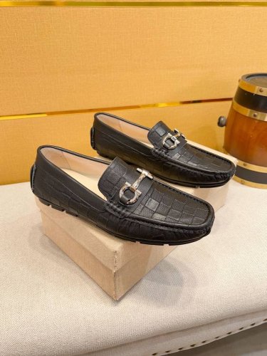 Louis Vuitton 路威易登 ，最新男款士豆豆鞋上市，官一网比一，鞋面用采进意口大头利层牛皮压纹+猪皮内里+最新金五扣，绝一非般工的艺制造，大厂艺工流程