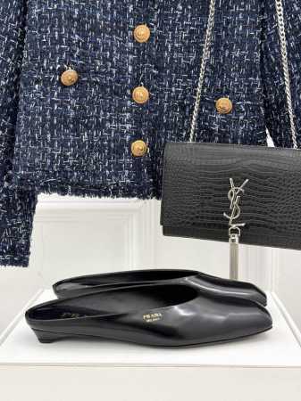 顶板 prada 普拉达25ss新品字母猪鼻子半拖鞋简约主义风格 简单高级字母logo点缀 轻松get时髦气息面料原版定制材质内里垫脚均为混种羊皮意大利进口牛皮 - 点击图像关闭