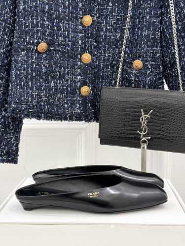 顶板 prada 普拉达25ss新品字母猪鼻子半拖鞋简约主义风格 简单高级字母logo点缀 轻松get时髦气息面料原版定制材质内里垫脚均为混种羊皮意大利进口牛皮