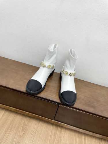 顶级版本小香秋冬新款金币扣后拉链短靴 小红书力推款，怎么搭配都好看，时髦精必备，香奈儿女士钟爱简约又难以抗拒搭配展现与众不同的穿搭风格 鞋面:进口小牛皮 内里: