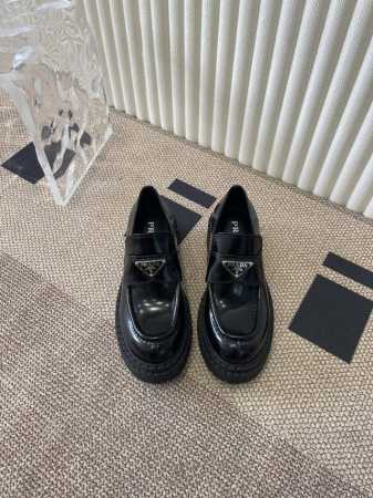 Prada 普拉达 秋冬新款黑色开边珠厚底休闲鞋 刘雯众多网红上脚，““Rad这款松糕厚底鞋今年非常 爆，穿上 增高 休闲两不失误，清爽的表现足以表达对的个个细 - 点击图像关闭