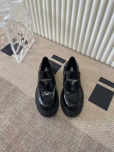 Prada 普拉达 秋冬新款黑色开边珠厚底休闲鞋 刘雯众多网红上脚，““Rad这款松糕厚底鞋今年非常 爆，穿上 增高 休闲两不失误，清爽的表现足以表达对的个个细