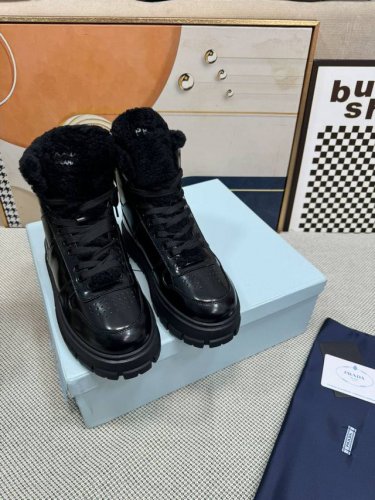 顶级版本 PRADA 普拉达秋冬新款厚底高帮雪地靴鞋这款牛筋底上脚非常舒适，今年非常爆，穿上 增高 休闲两不误，清爽的表现足以表达对鞋子的个个细节的把控， 面料