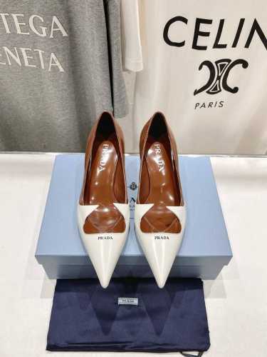高版本出厂 Prada* 普拉达25Ss春夏新品玛丽珍尖头高跟鞋单鞋时装鞋 原版购入1:1开发，细节完美，上脚舒适可任意配搭春夏的美饰服丽，精耐致看 鞋面：原版