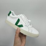 实价不让利 ！Veja 法国品牌，号称国民小白鞋，鞋边醒目简洁的v型 Logo 辨识度极高，鞋型以传统小白鞋为依托，在配色上主打复古色调，不轻易撞款又能极具时髦