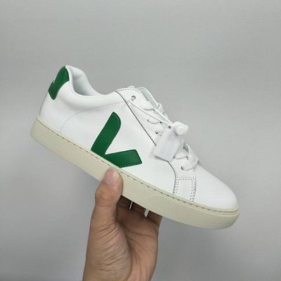 实价不让利 ！Veja 法国品牌，号称国民小白鞋，鞋边醒目简洁的v型 Logo 辨识度极高，鞋型以传统小白鞋为依托，在配色上主打复古色调，不轻易撞款又能极具时髦