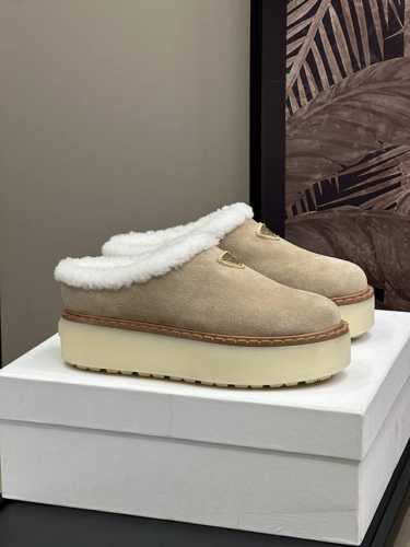 prada fw24 new arrival～ p家24秋冬厚底毛毛拖鞋新品， 简单的三角标点缀，很时髦又增高！ 舒适m在线呀 丝光反绒牛皮鞋面，皮毛一体内里