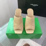 出厂: Bv Knot编织系列金属跟高跟拖鞋 这款方头拖鞋简直Bv最新天花板啦 金属麻花跟 为了稳固耐穿特意采用特殊工艺 上脚耐穿 舒适 简约一块皮6毫米抽条