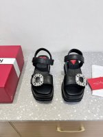 Roger Vivier 25Ss春夏新款 钻扣 厚底凉鞋 时尚感满满的凉鞋很有夏天的感觉 同材质的款式 鞋底超级柔软 宽脚特别友好 后绊带可调节搭配包浓浓夏日