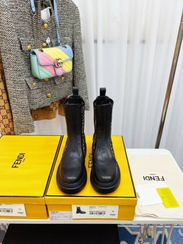 秋季新品 FENDI 芬迪飞织拼接时尚马丁靴。 面：黑色进口小牛牛 里：黑色混种羊皮里 大底：IT发泡，轻盈舒适 原版一比一开模 码数：35-40。