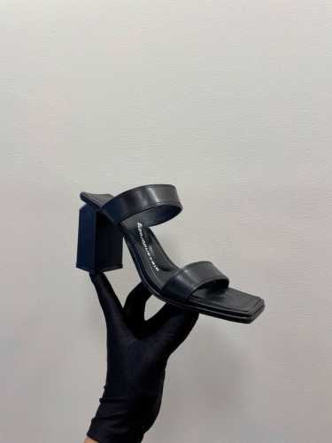 AlexanderWang 亚力山大王最新设计感～缺口粗跟凉鞋 众多网红同步举荐大王夏季压轴款 飒时尚风格，高雅气质，女王象征！ 原版包装配件 size 35-
