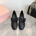 出厂价 顶级品质miumiu缪缪25春夏走秀新款new arrival～粗跟圆头玛丽珍蝴蝶结松紧带单鞋！复古冲孔雕花细节质感满满～复古时髦～配个彩色袜子超好看～