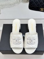 橙子出厂价p chanel 香奈儿 春夏新款 菱格双C粗跟拖鞋 休闲凉拖 拖鞋的狂热爱好者又来了 可以承包你一整个夏天的时髦 经典菱格双C元素设计 浓浓的中古典