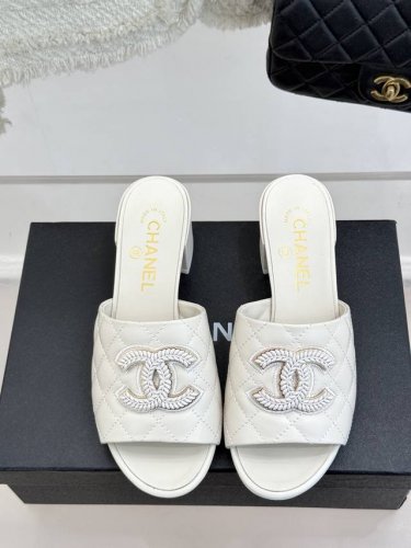 橙子出厂价p chanel 香奈儿 春夏新款 菱格双C粗跟拖鞋 休闲凉拖 拖鞋的狂热爱好者又来了 可以承包你一整个夏天的时髦 经典菱格双C元素设计 浓浓的中古典