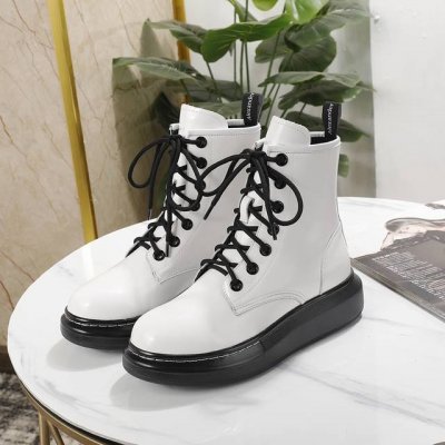 Alexander McQueen 麦昆秋冬新款马丁靴，古力娜扎同款原版1:1正品开发，完美匹配各种脚型，经典与时尚的结合体，大底拼搭撞色前掌线，上脚可盐可甜