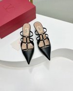 出厂 顶级版本 Valentino 华伦天奴 火爆新品 新款穆勒鞋 也太好穿啦... 最新logo饰扣 与性感尖头完美结合简直是夏天时髦巅峰原版复刻 大底：意大