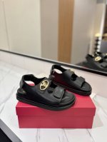 出厂价pp： Valentino华伦天奴2025Ss专柜推出新款-沙滩凉鞋和拖鞋，原版1:1复刻，全部选用上乘材质，触感柔软，为你的足下生活注入奢华魅力，伴你迈