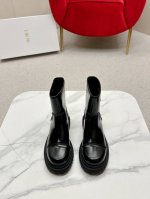 Dior迪奥2025新款靴子 采用黑色牛皮革打造，可轻松穿脱。从 Dior Book Tote 手袋汲取灵感，顶部饰以双色“Christian Dior”标志。