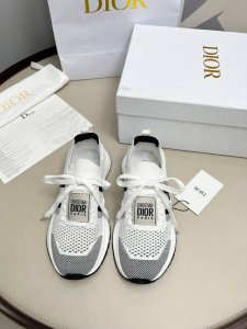 dior迪奥 情侣款 码数：女35-44 45定做 2025新款Run'n网眼飞织运动鞋 以优雅时尚的造型重新演绎运动风格。鞋面采用纯白色网眼织物精心制作，鞋带