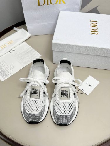 dior迪奥 情侣款 码数：女35-44 45定做 2025新款Run'n网眼飞织运动鞋 以优雅时尚的造型重新演绎运动风格。鞋面采用纯白色网眼织物精心制作，鞋带