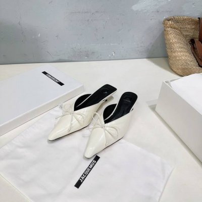 高品质出厂 小众潮牌Jacquemus 25春夏新款简易蝴蝶结尖头小猫跟后空拖鞋凉鞋 小方头搭配蝴蝶结设计 新颖时尚大方 性感不失优雅 很显脚部线条 附有骨感美