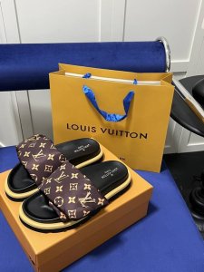 出厂 Lv 情侣款 Logo金属扣 专柜主打最新款压花拖鞋硬货上新 代购级别！高级感十足！国内外博主刷爆的一款，复古又时髦 上脚美炸了！官网主推款 鞋面：高定制
