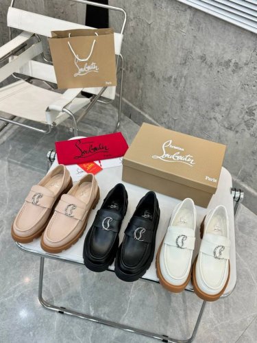 工厂P价 女装女鞋 运动原单顶级版本 独家定制 代购级⑦个颜色供选择。重磅推出 Christian Louboutin Cl 标识设计 红底鞋最新走秀款 简称C